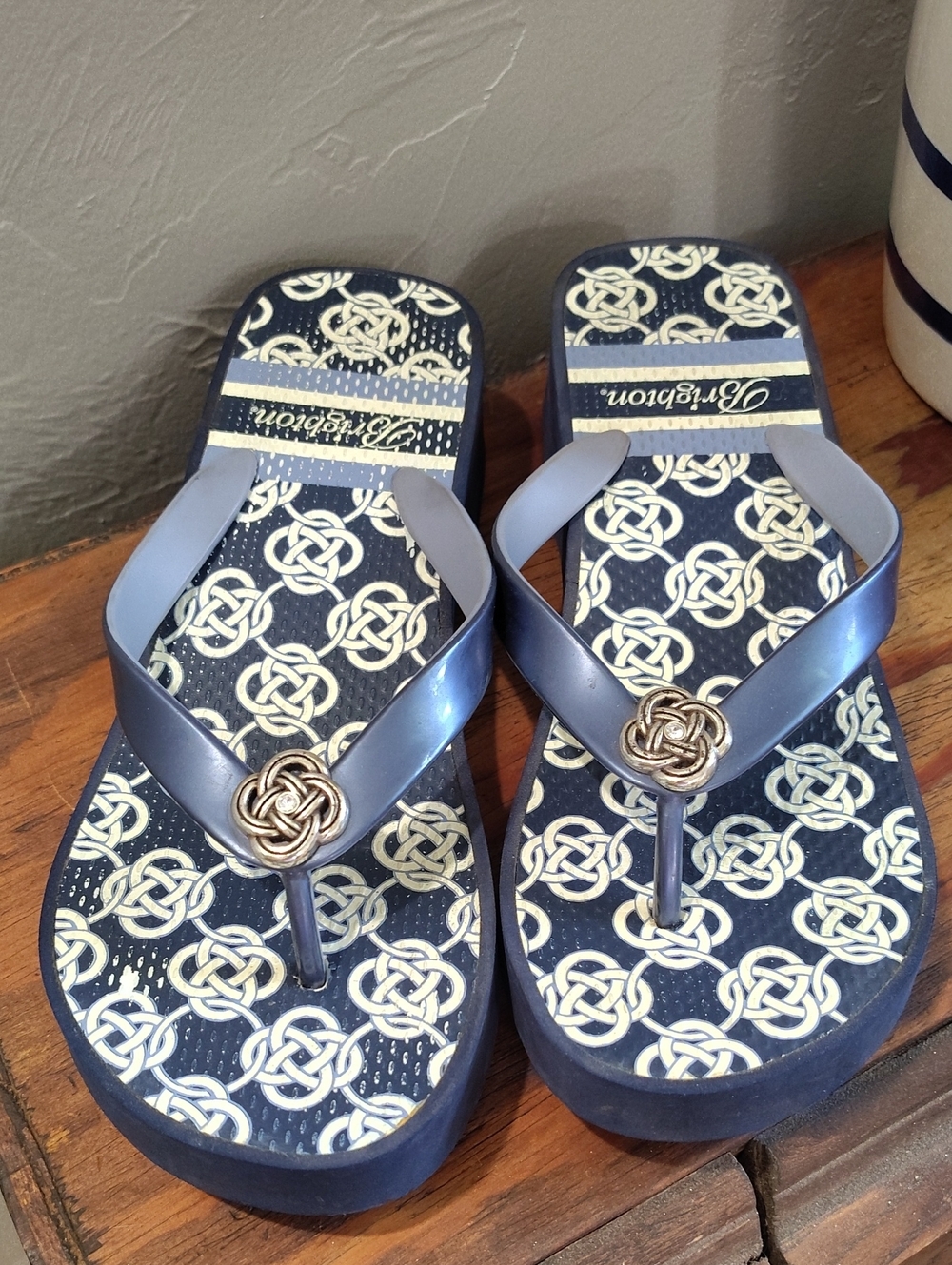 Brighton Navy and Ivory Knot-Pattern Flip Flop Sandals Sz 7